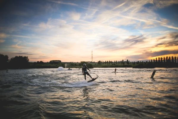 《逆境中绽放的生命力：那些让我们热泪盈眶的成长故事》