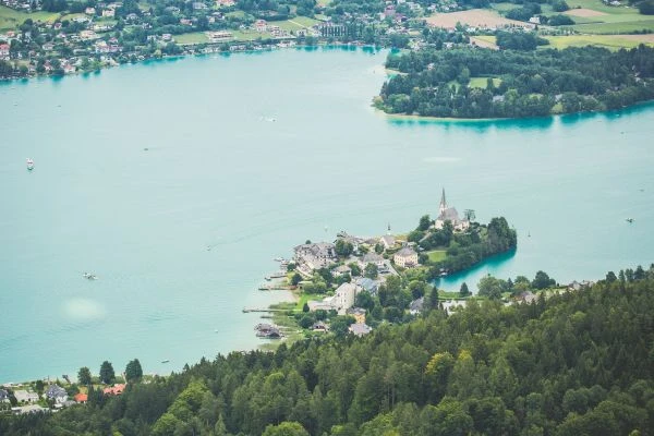 雷锋的故事：为什么这个平凡战士能感动中国60年？