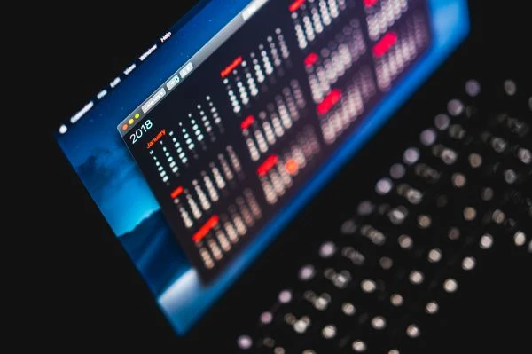 《破碎的玻璃故事:当裂痕成为照亮内心的光》