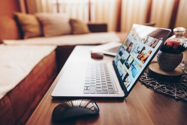 《赛场上的欢笑与泪水：那些有趣的比赛故事如何触动我们的心灵》