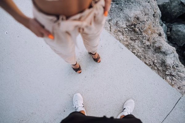 《日食的故事：当宇宙奇观与人类情感交织的永恒瞬间》