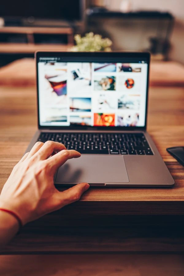 《漂亮鞋子的故事:当足尖艺术遇见灵魂共鸣》