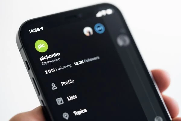 桌子上的故事：当平凡物件唤醒灵魂深处的共鸣