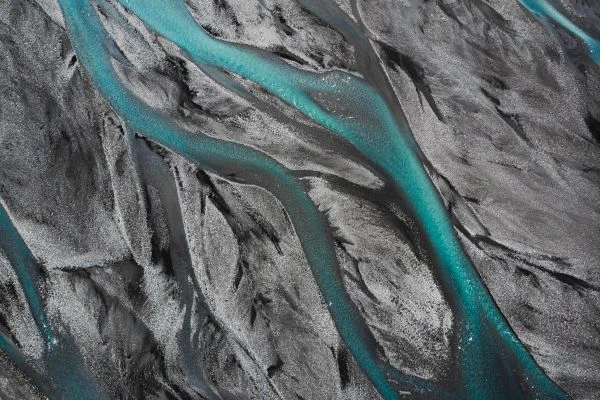 《莴苣姑娘：一则童话中的女性觉醒与生命隐喻》